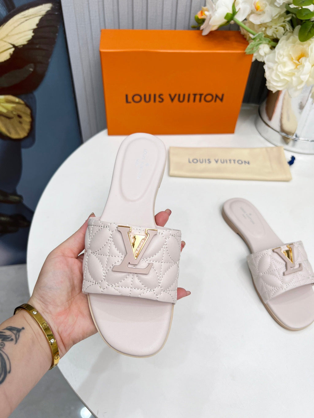 LV 26S MARE FLAT MULES IN ASH BEIGE CALFSKIN