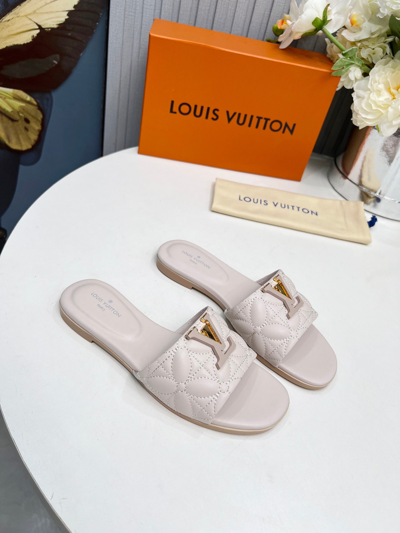 LV 26S MARE FLAT MULES IN ASH BEIGE CALFSKIN