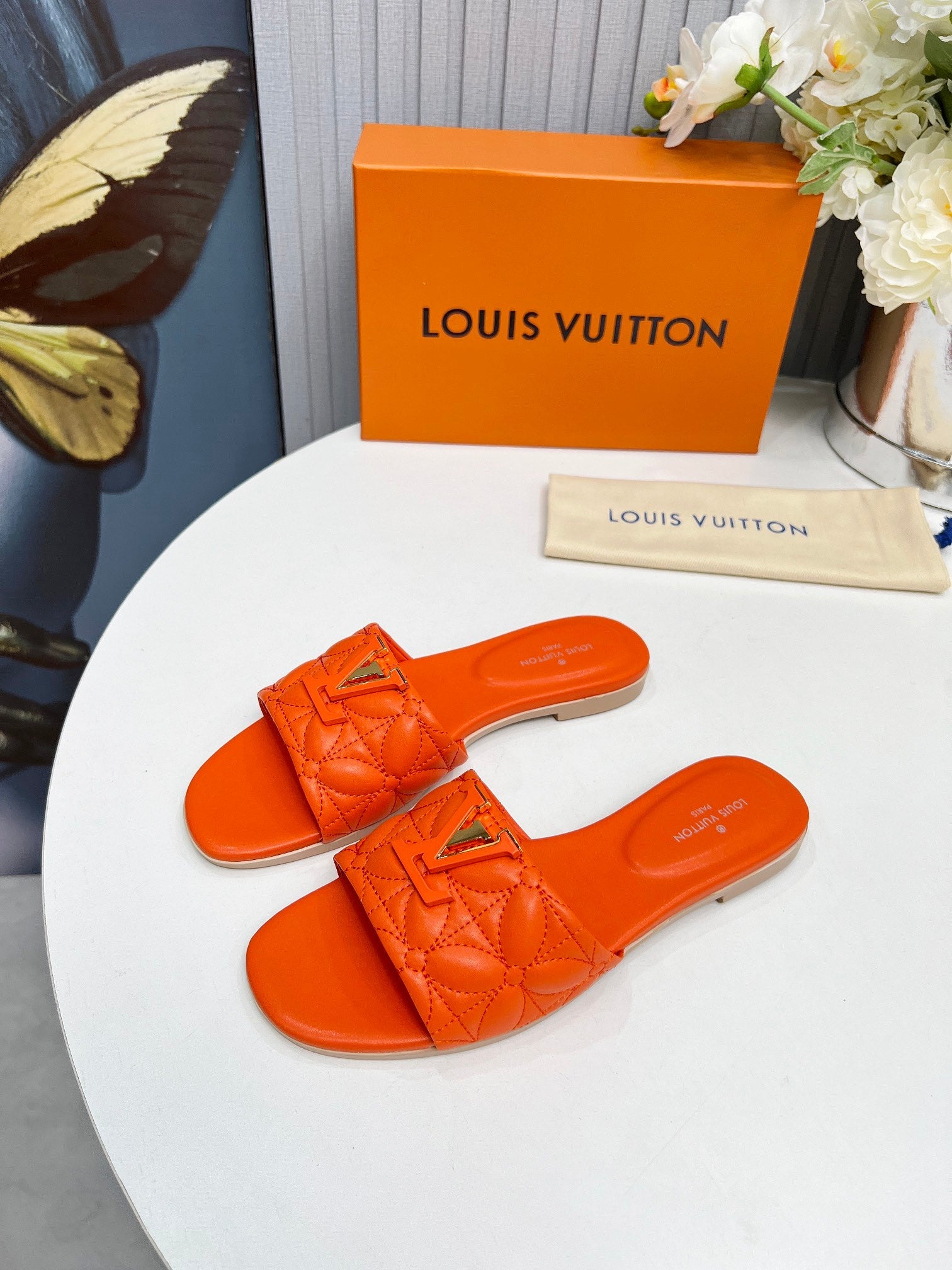LV 26S MARE FLAT MULES IN ORANGE CALFSKIN