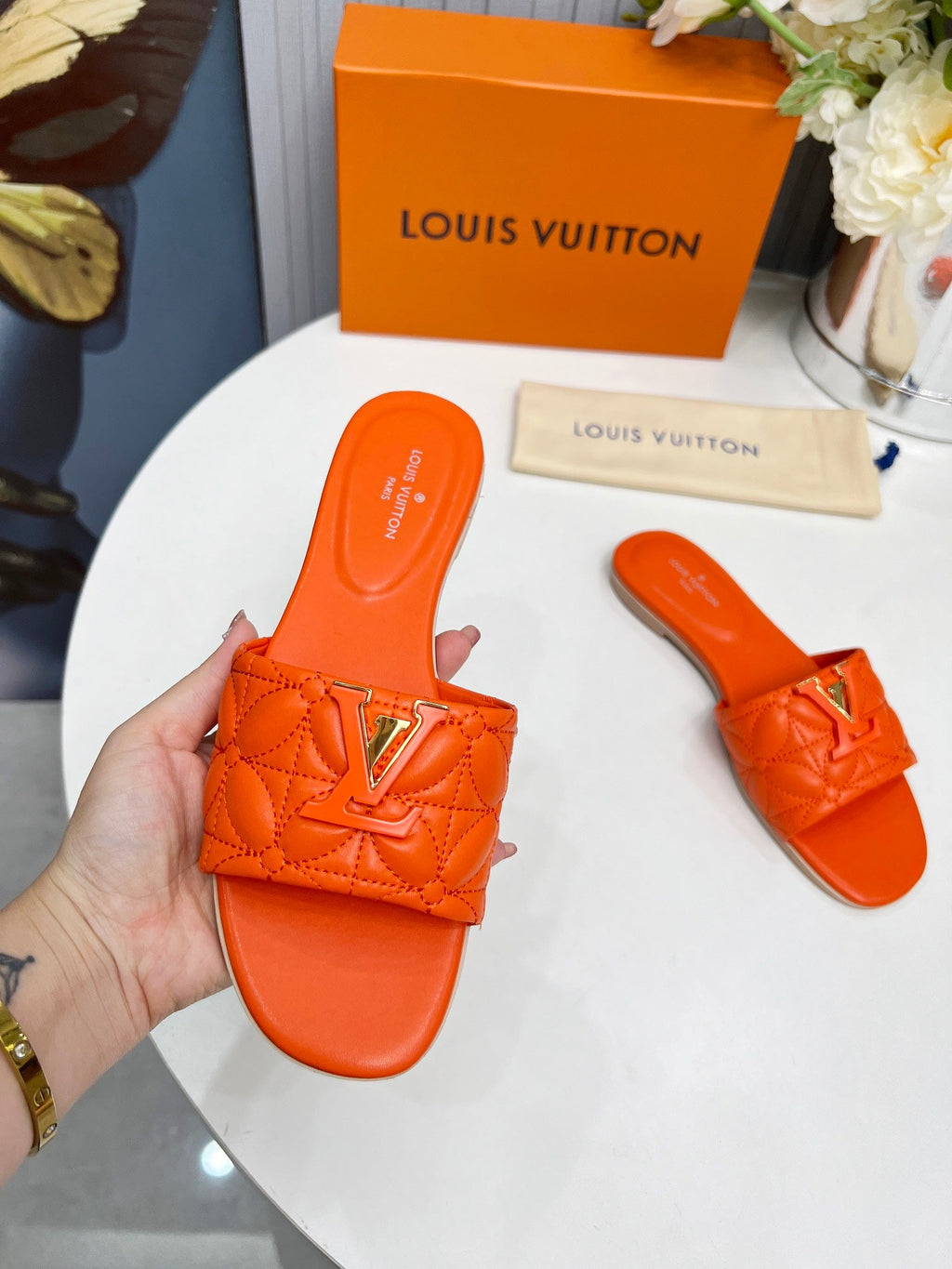 LV 26S MARE FLAT MULES IN ORANGE CALFSKIN