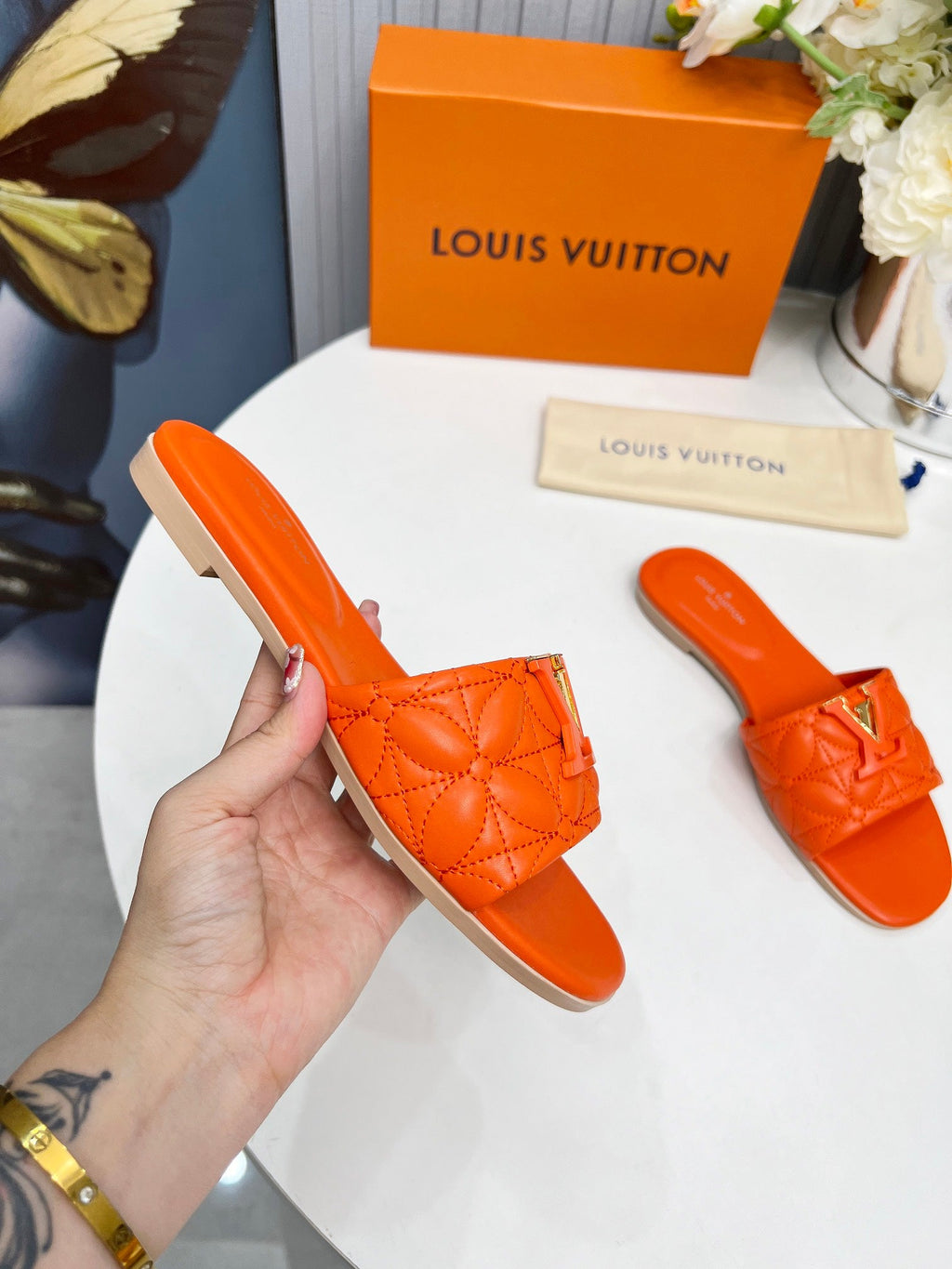 LV 26S MARE FLAT MULES IN ORANGE CALFSKIN