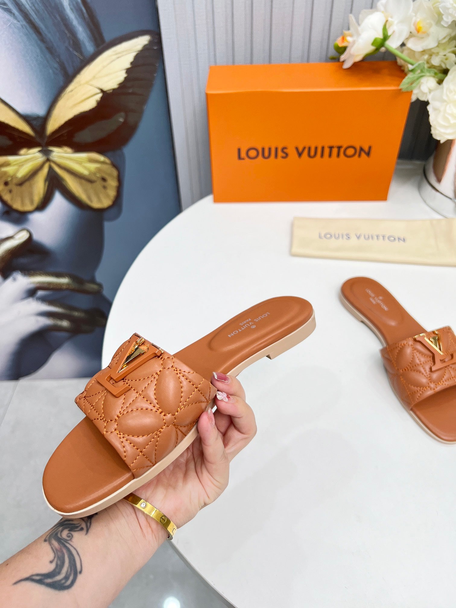 LV 26S MARE FLAT MULES IN BROWN CALFSKIN