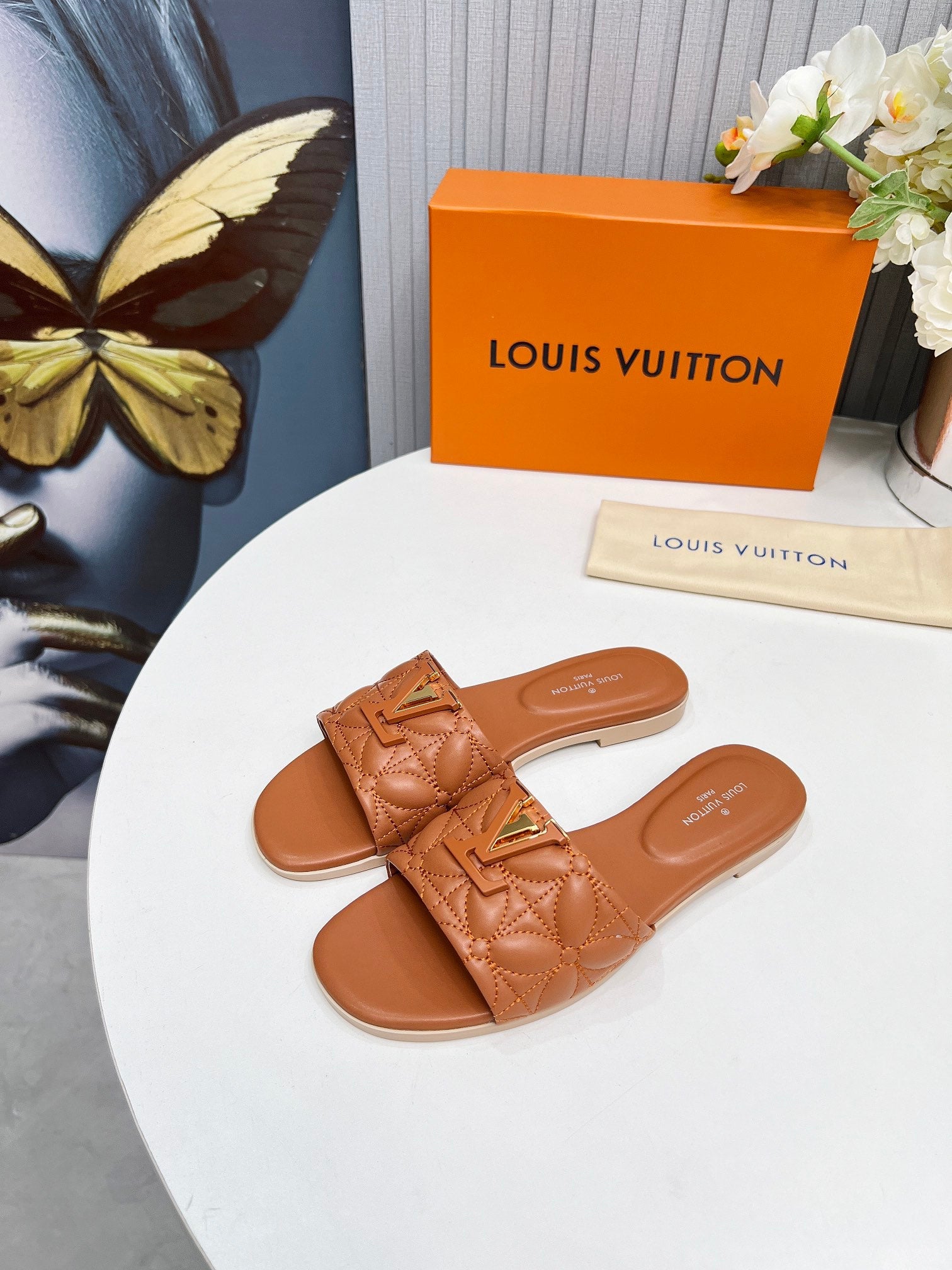LV 26S MARE FLAT MULES IN BROWN CALFSKIN