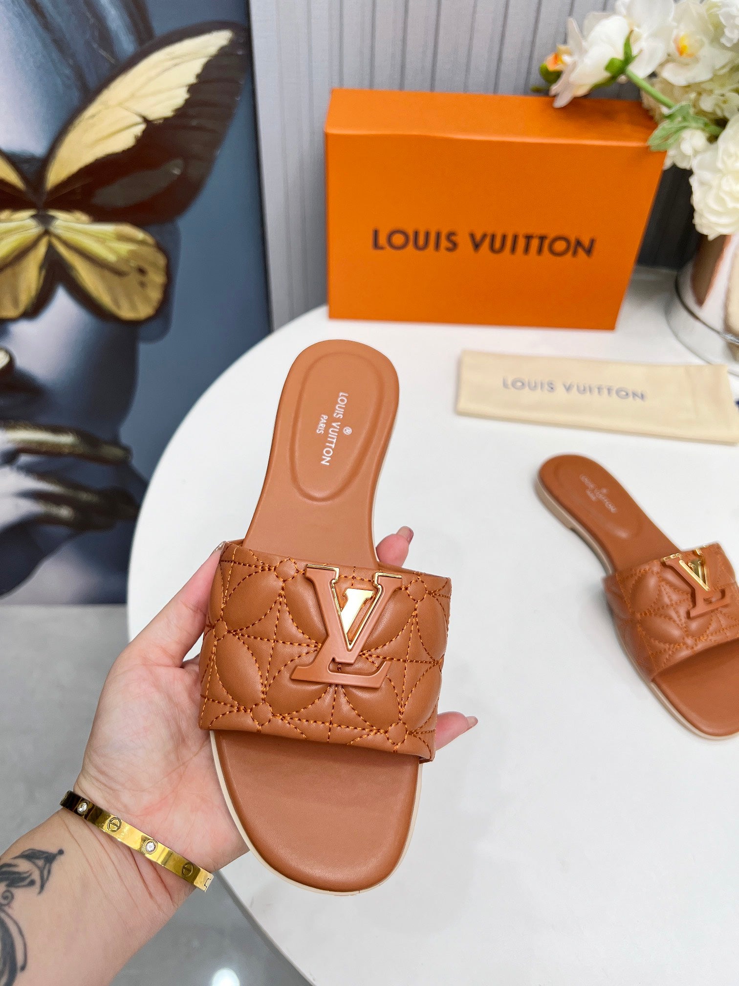 LV 26S MARE FLAT MULES IN BROWN CALFSKIN
