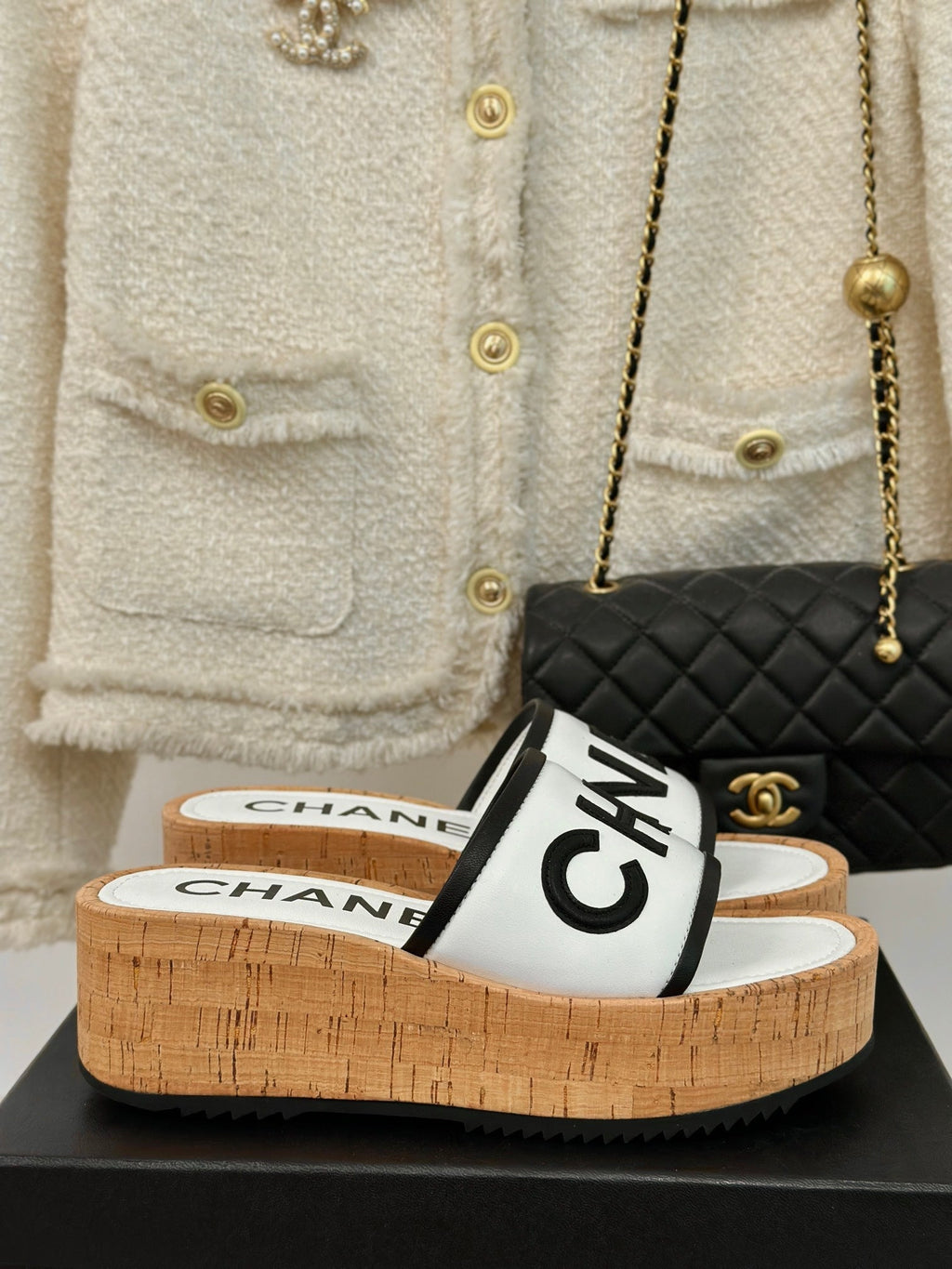 THICK SOLE LETTER SLIPPERS IN WHITE SHEEPSKIN