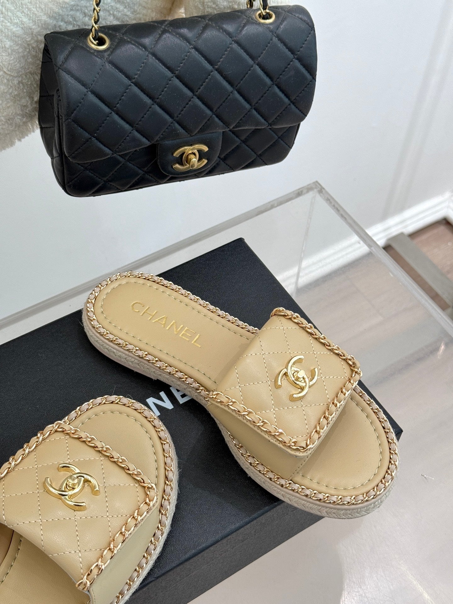 FLAT CHAIN HEART SLIPPER IN BISQUE BEIGE LAMBSKIN