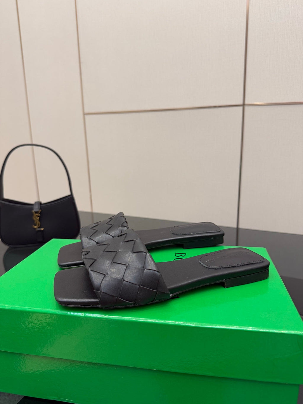 BOTTEGA VENETA LIDO FLAT SANDALS IN BLACK CALFSKIN