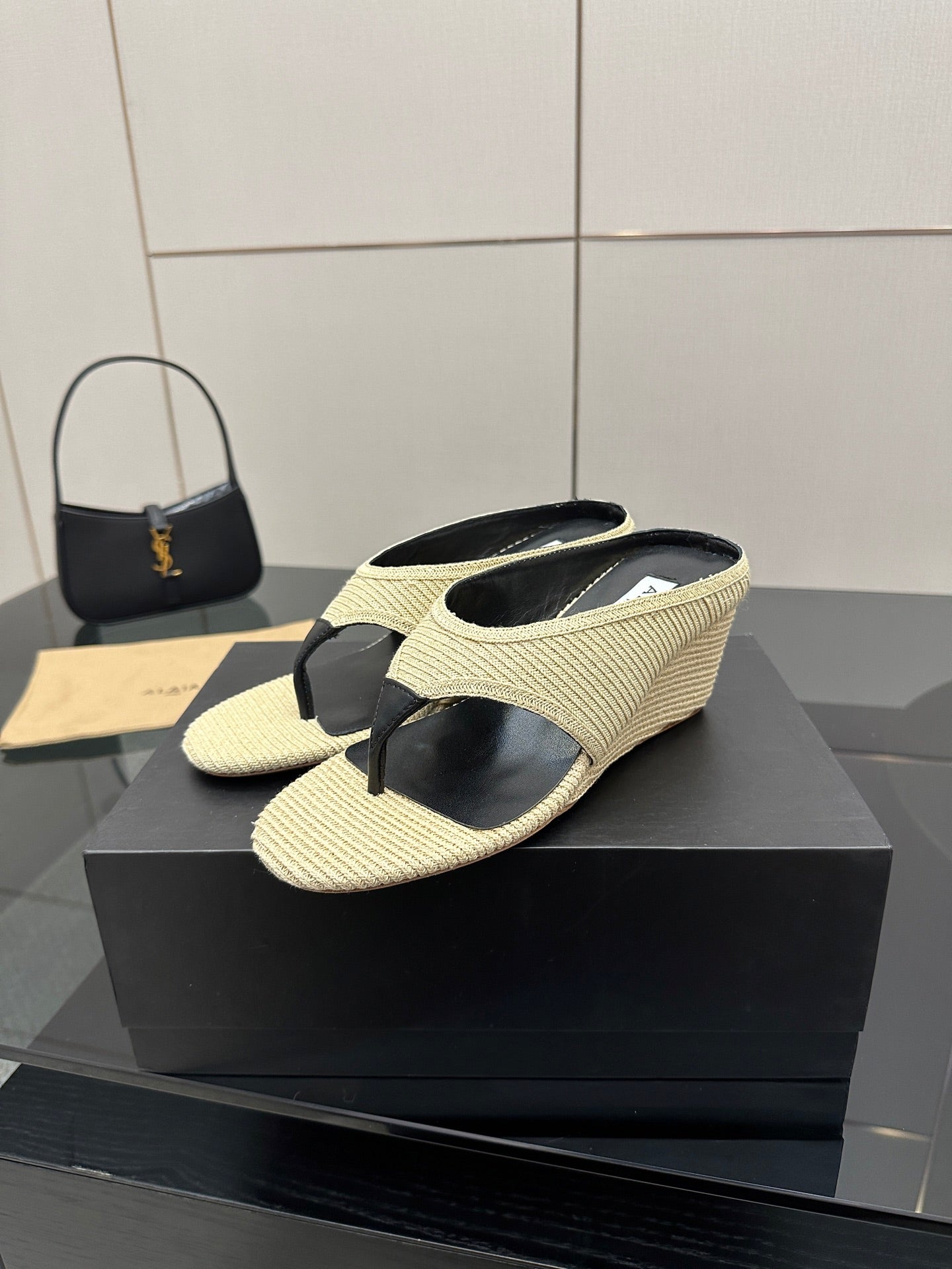 ALAIA WEDGE THONG SANDALS 25S IN LIGHT BEIGE RAFFIA