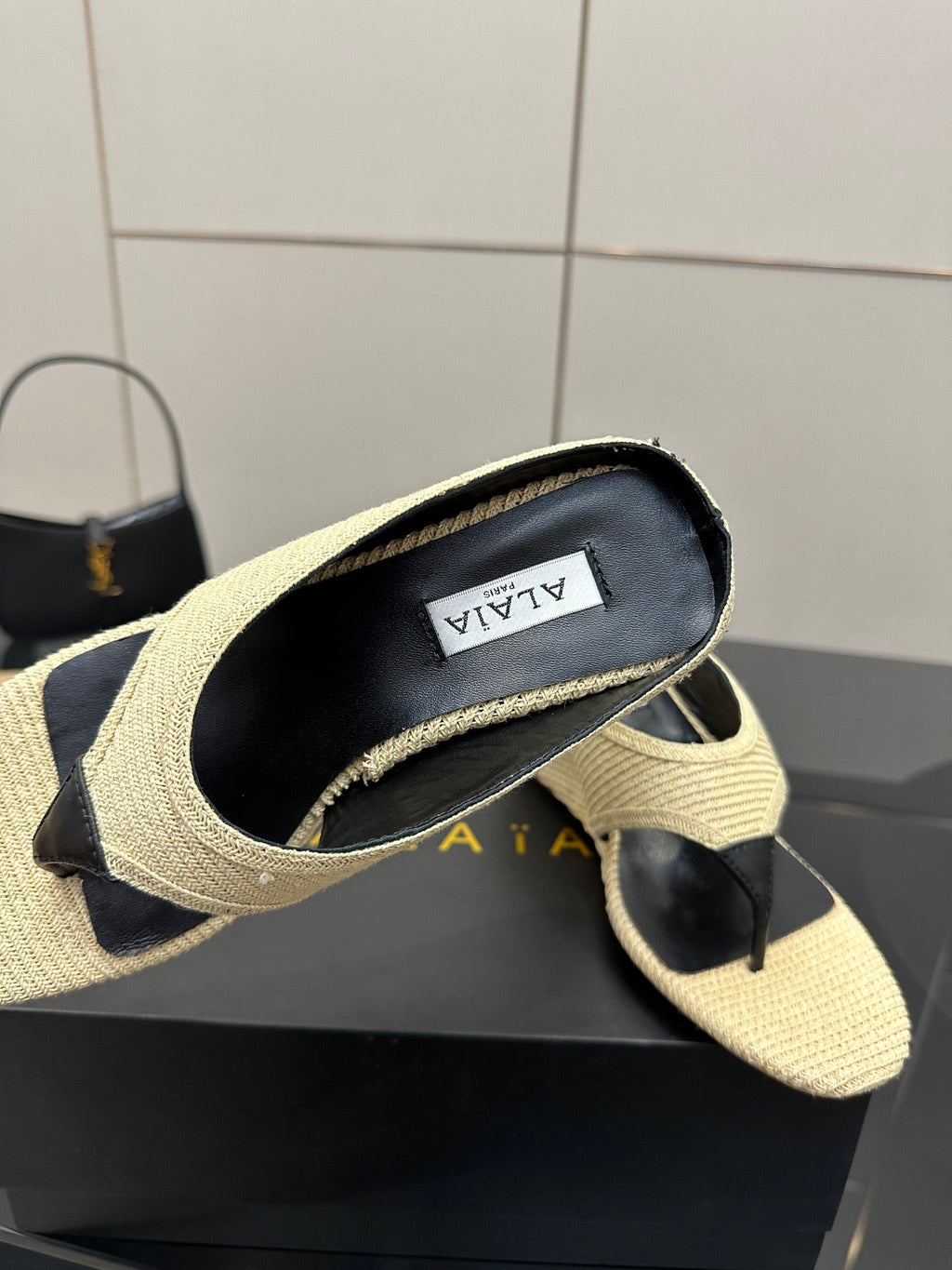 ALAIA WEDGE THONG SANDALS 25S IN LIGHT BEIGE RAFFIA
