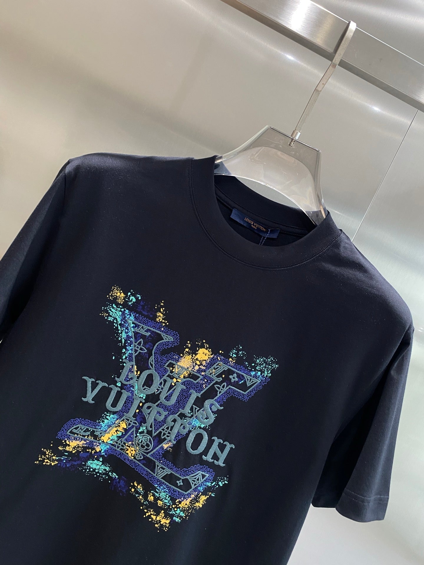 LV BLACK COTTON T-SHIRT COLORFUL LOGO 238905