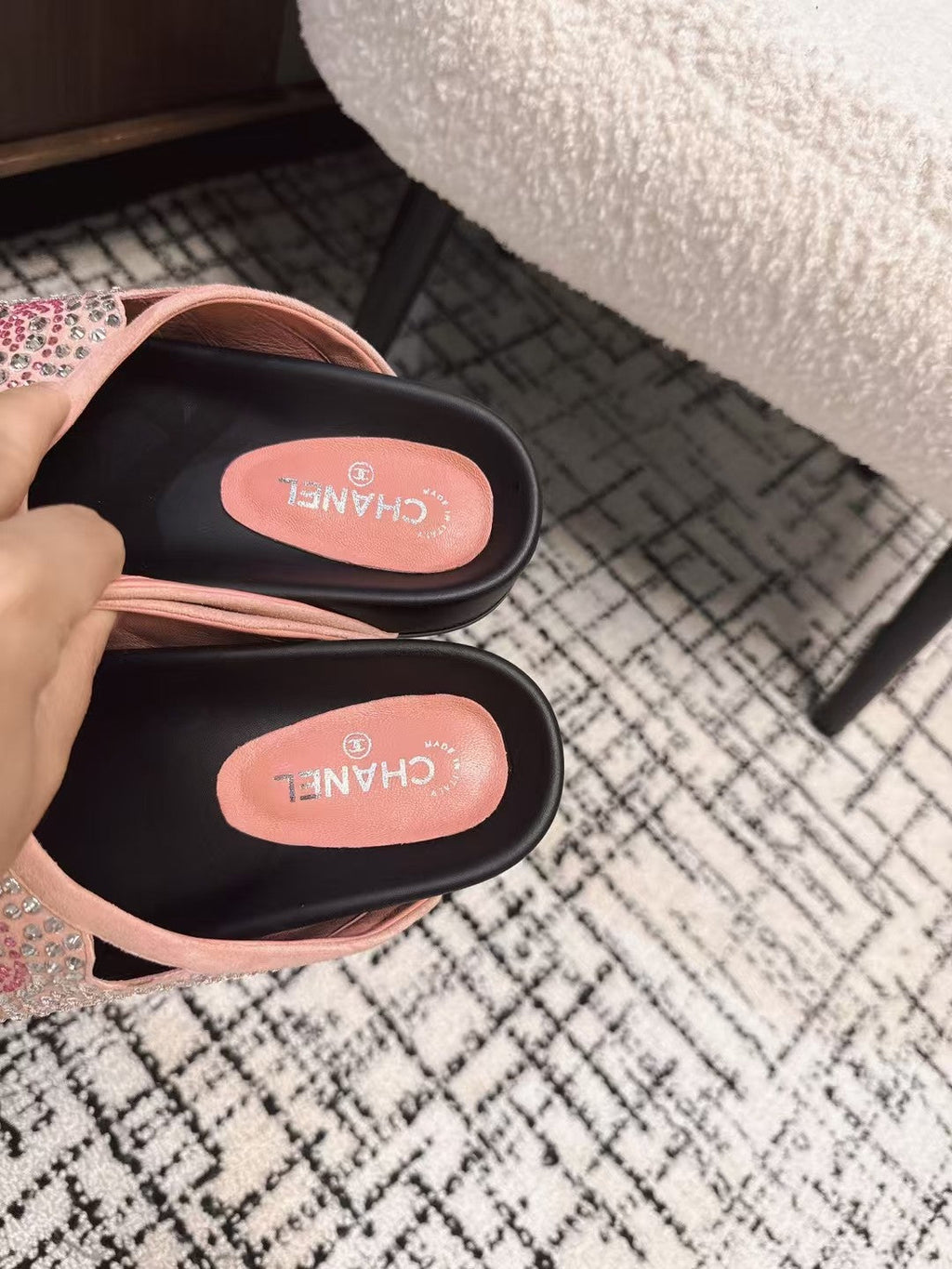 FLAT MULE IN LIGHT PINK SUEDE WITH CRYSTALS