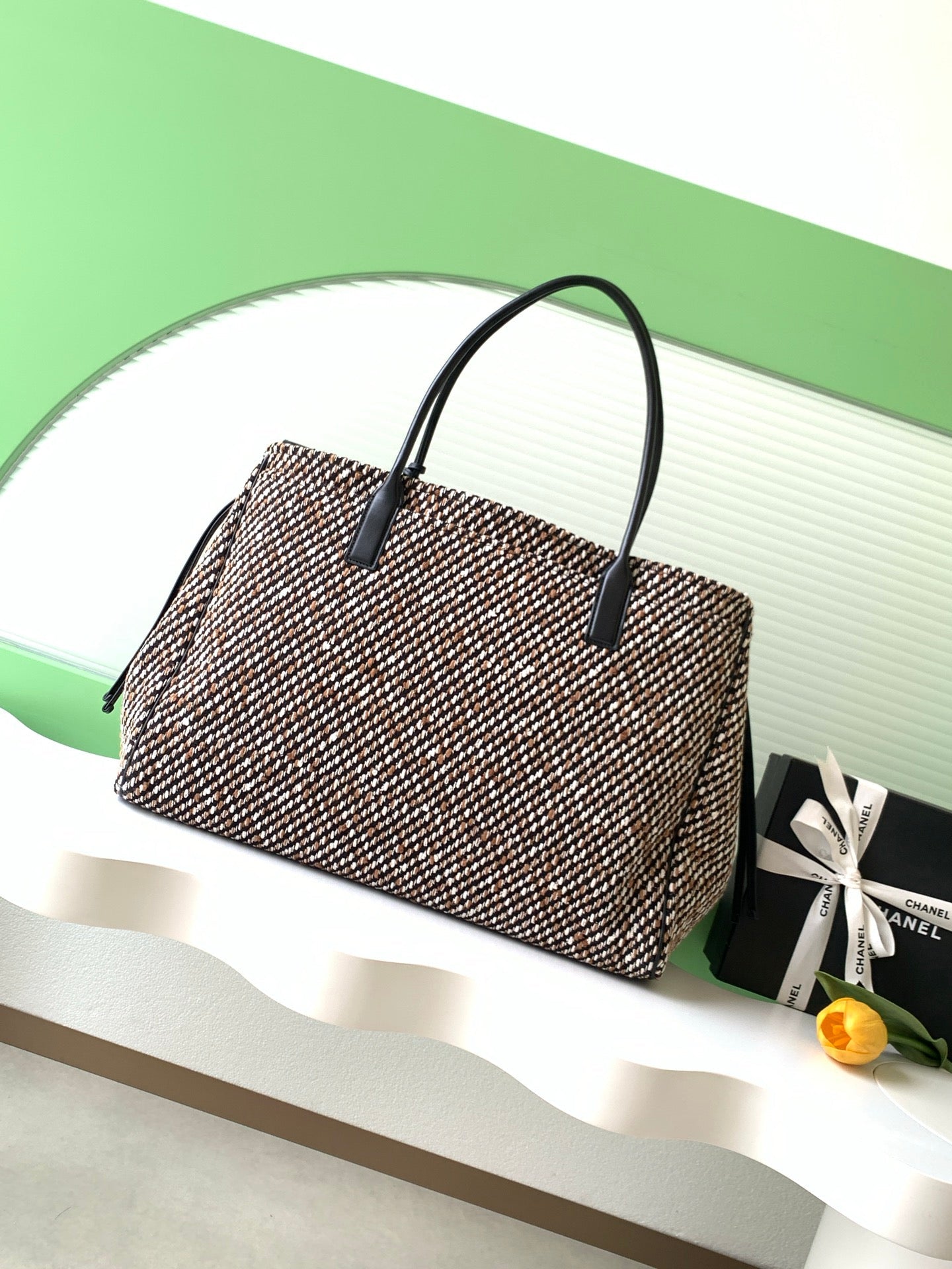 CHANEL 26S LARGE TOTE BAG 43 IN IVORY AND CAMEL TWEED WITH BLACK CALFSKIN