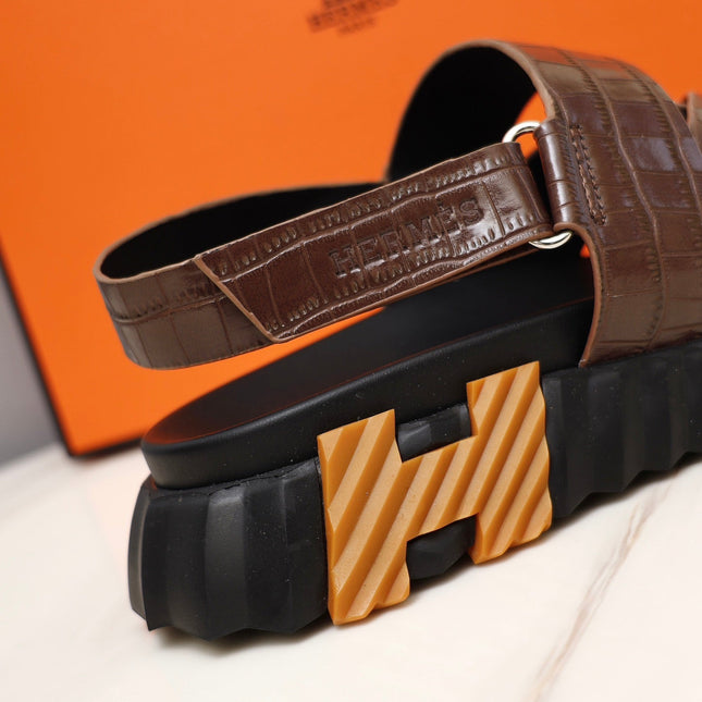 HM ELECTRIC CROCODILE MOTIF SANDAL SYRUP CALFSKIN