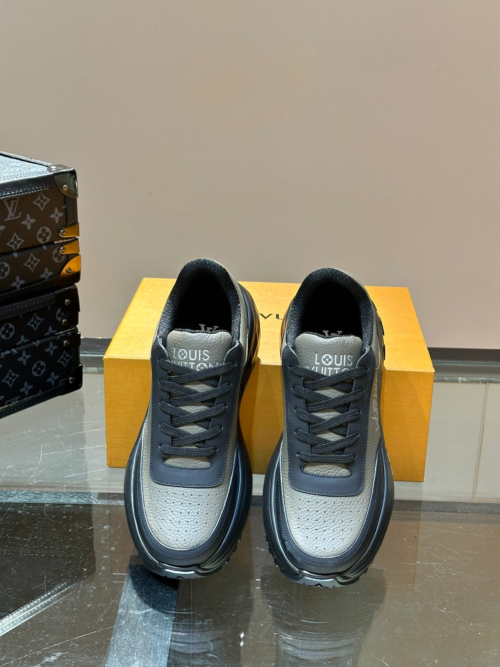 THICK-SOLED SNEAKER GREY AND BLACK CALFSKIN