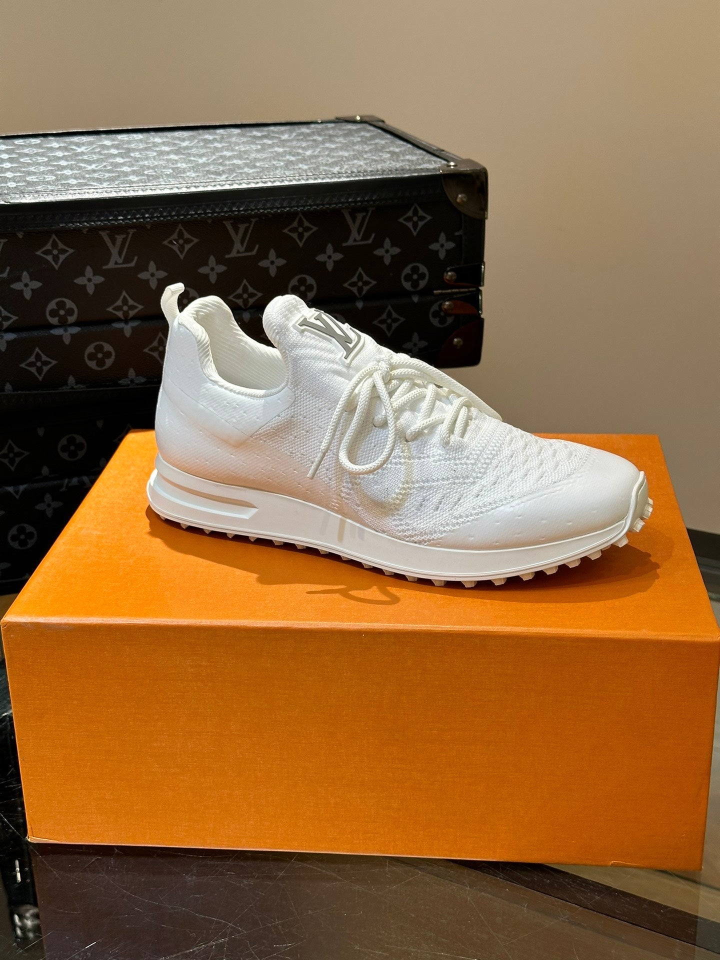 LV SNEAKERS IN WHITE CALFSKIN AND FABRIC BREATHABLE