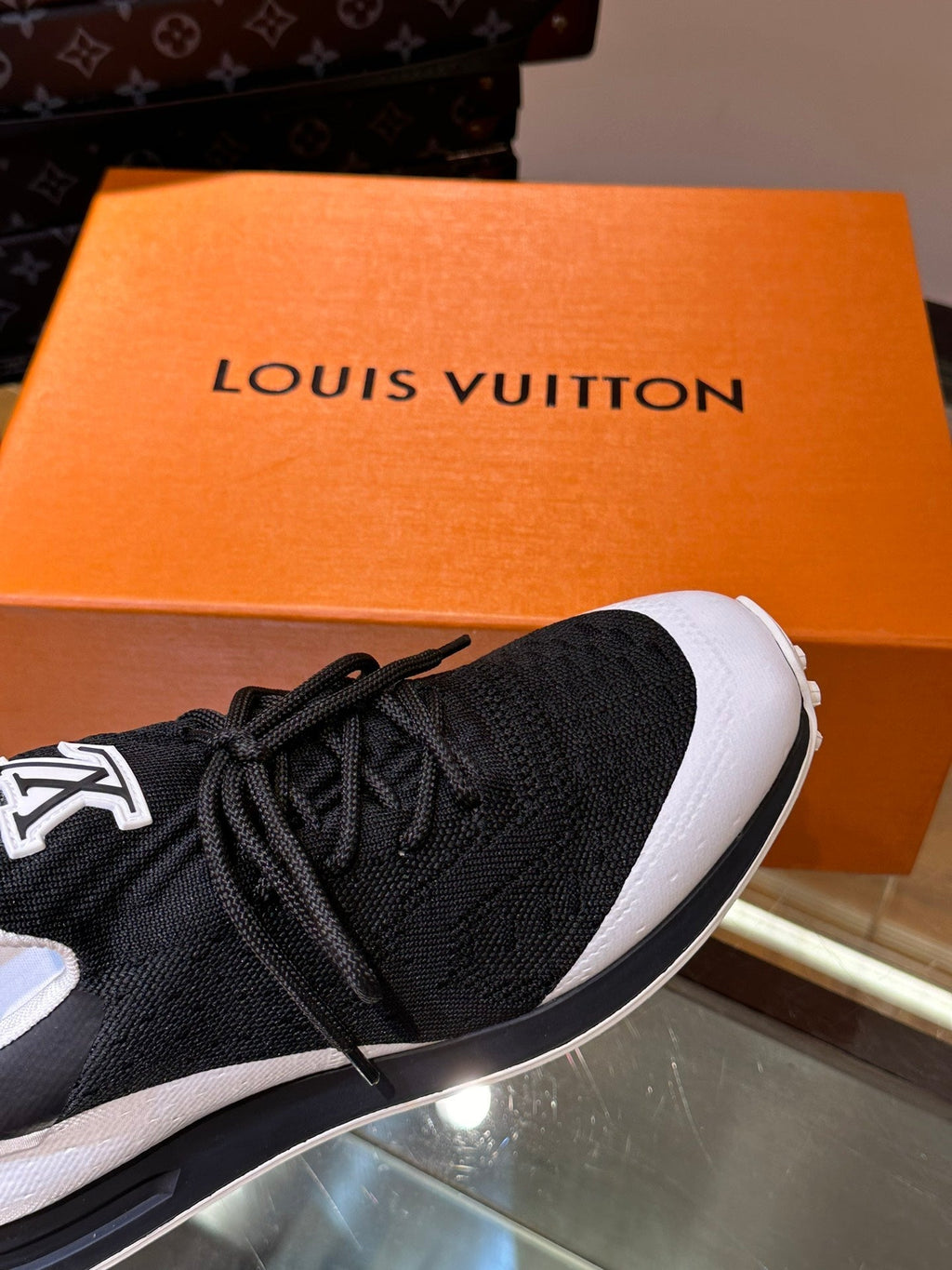 LV SNEAKERS IN WHITE MIX BLACK CALFSKIN AND FABRIC BREATHABLE