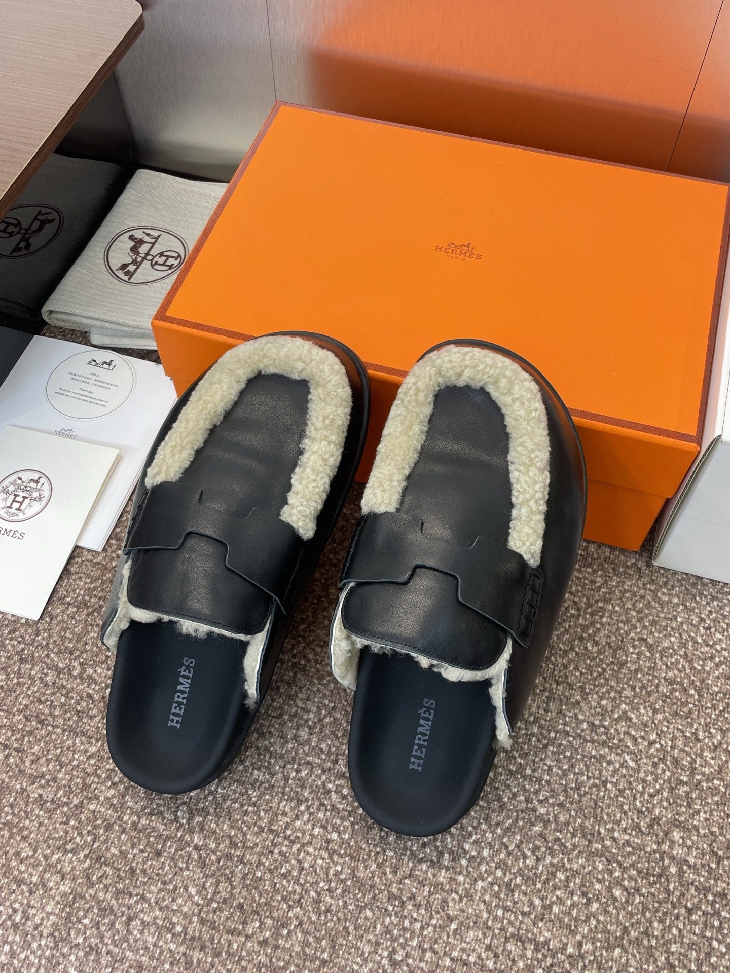 HM MULE IN BLACK CALFSKIN AND WHITE SHEARLING