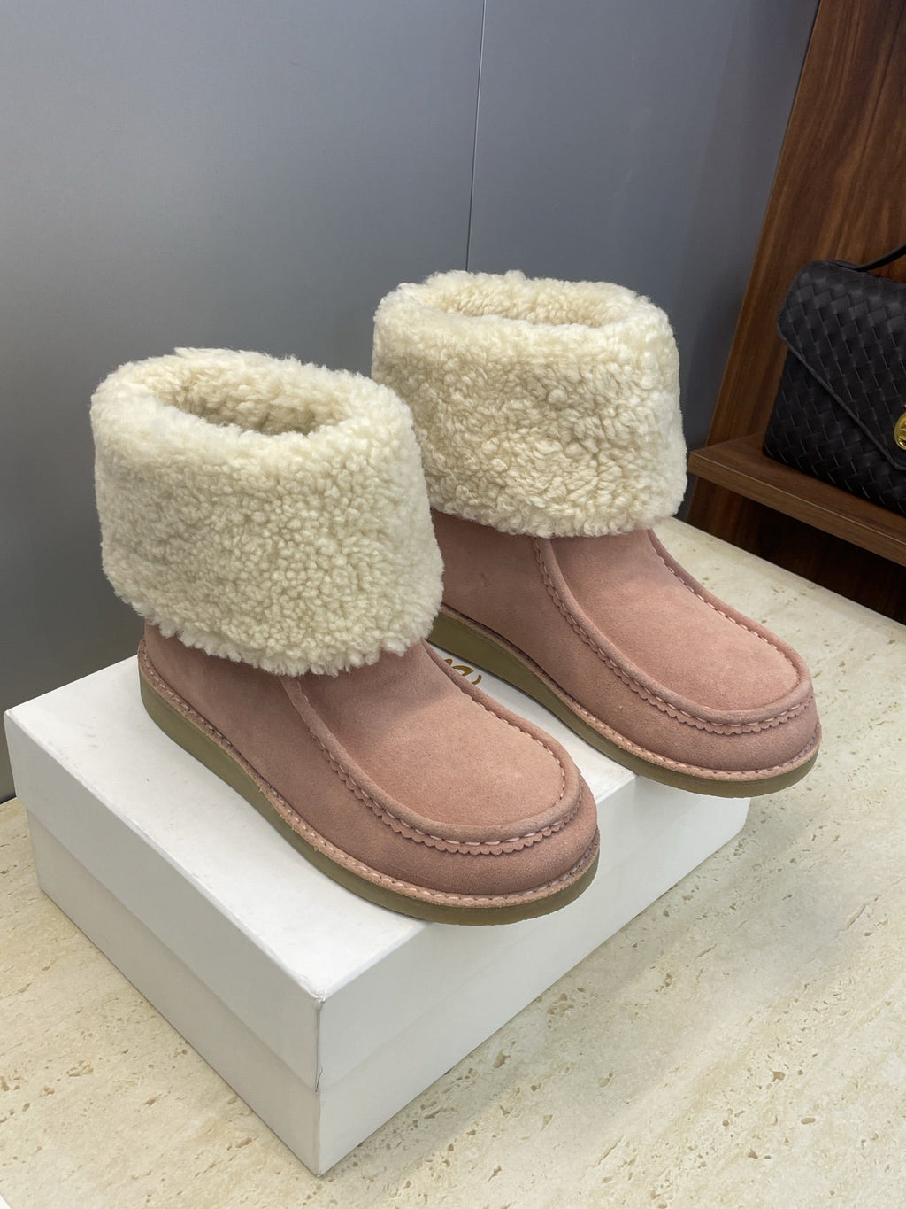 CHLOÉ 26S SHEARLING BOOTS IN LIGHT PINK SUEDE