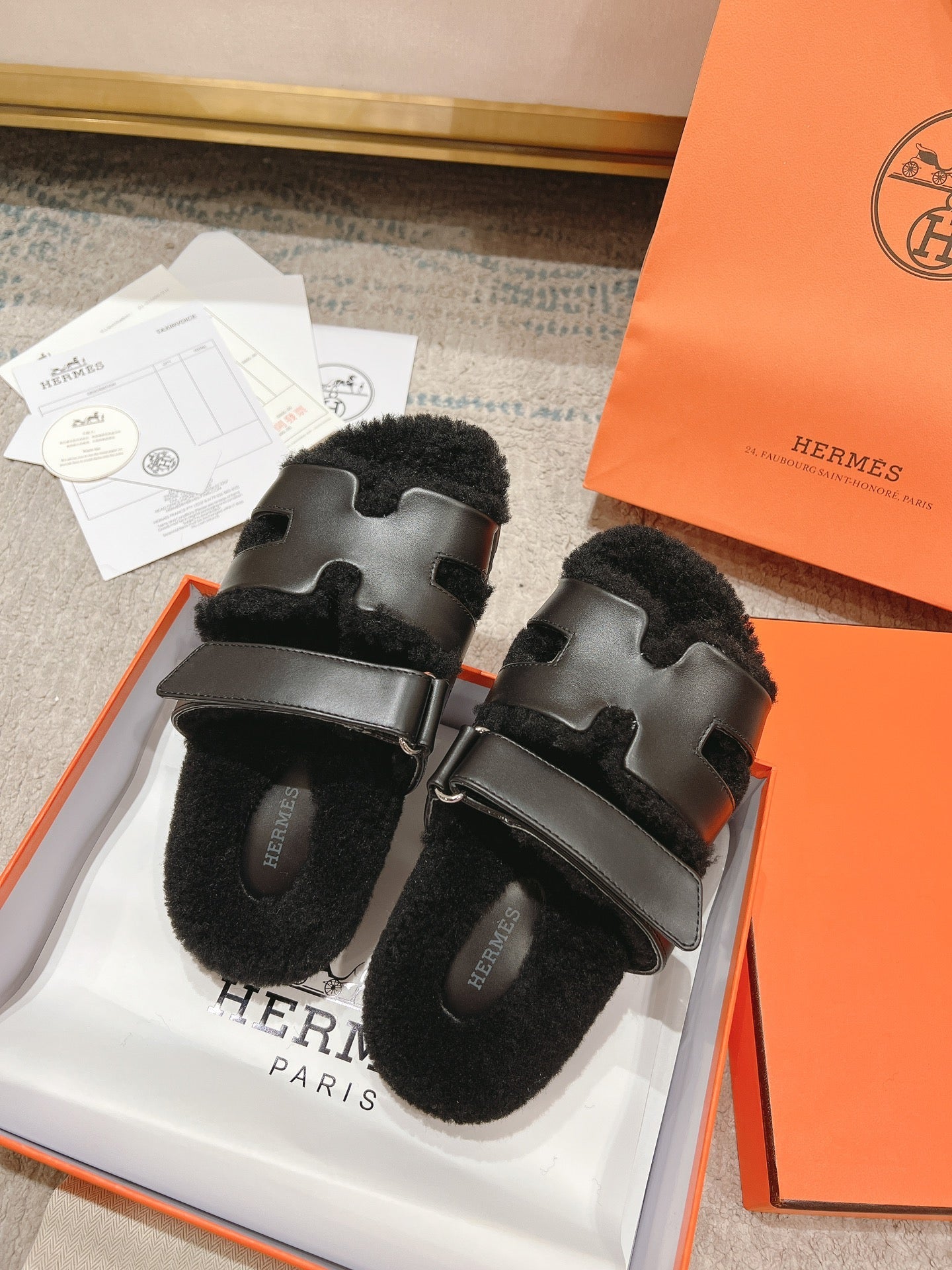 CHYPRE SANDAL IN BLACK SHEARLING AND CALFSKIN