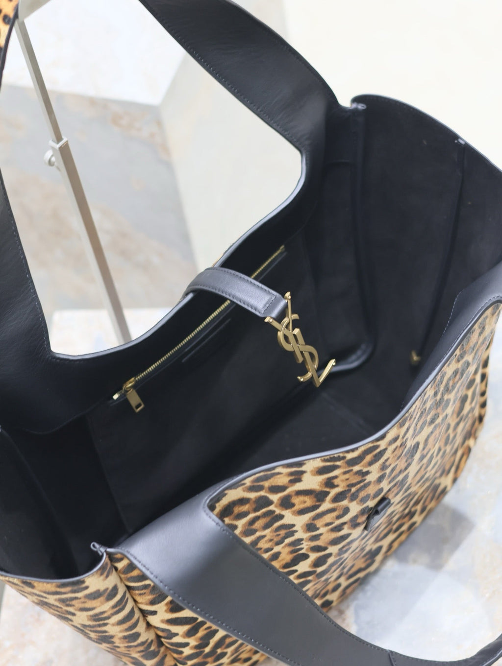 LE 5 À 7 BEA TOTE BAG 50 IN LEOPARD PRINT LEATHER GOLD LOGO