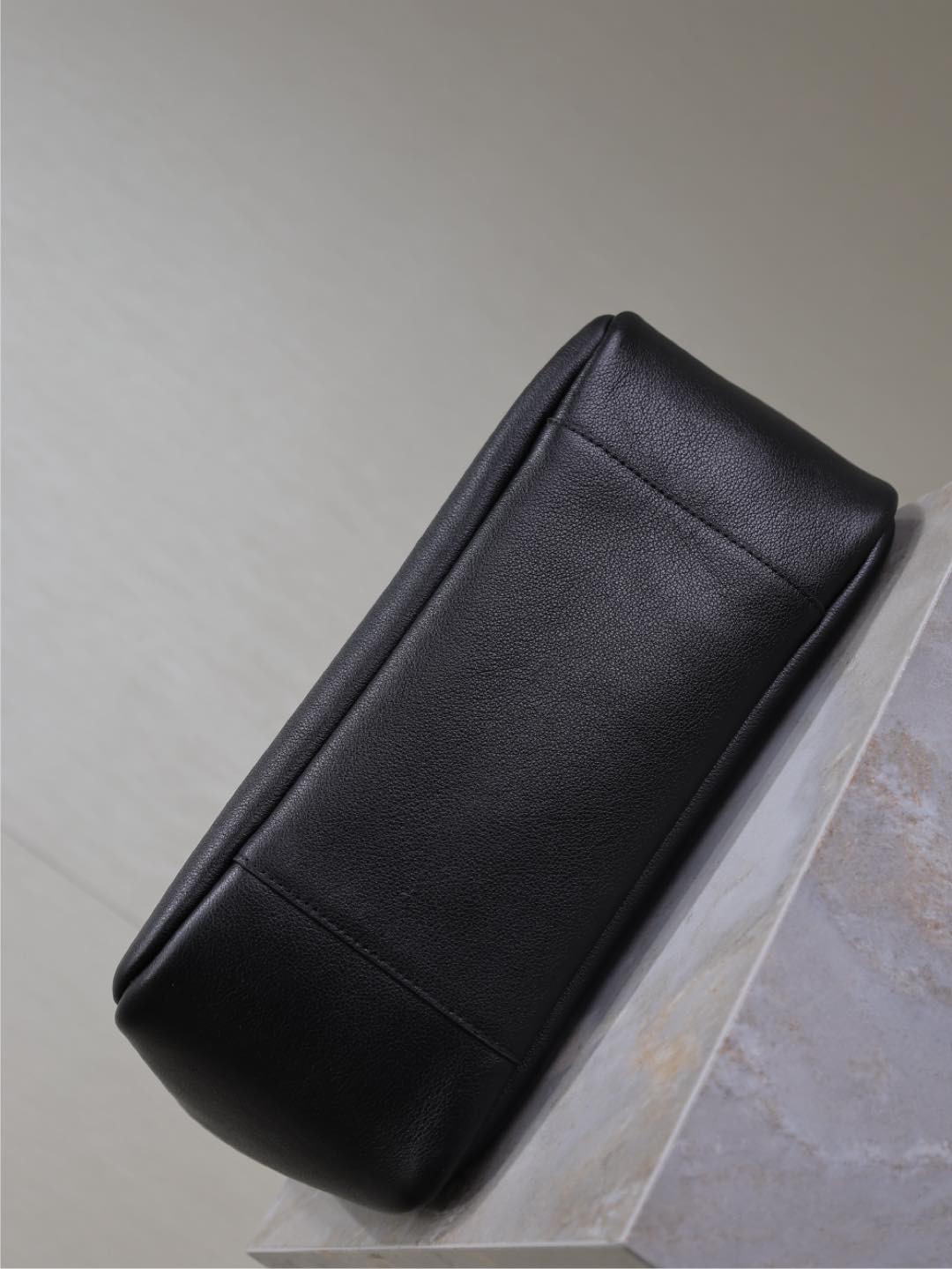 LE 5 À 7 HANDBAG 31 IN BLACK CALFSKIN GOLD HARDWARE
