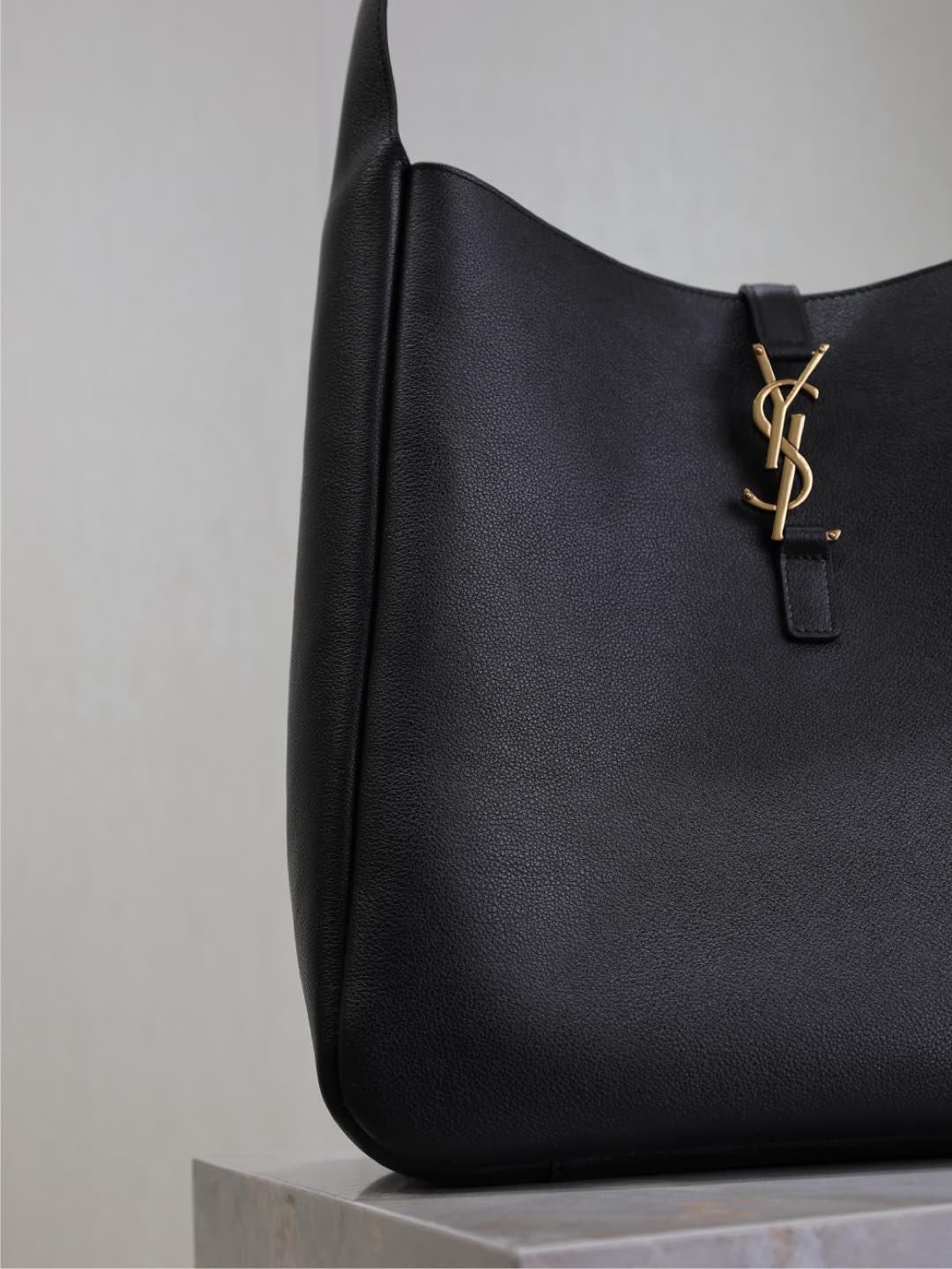 LE 5 À 7 HANDBAG 31 IN BLACK CALFSKIN GOLD HARDWARE