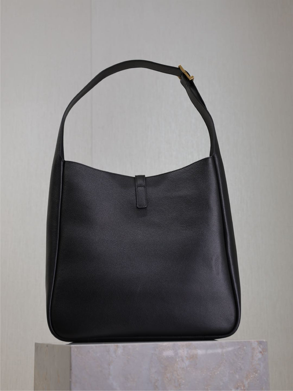 LE 5 À 7 HANDBAG 31 IN BLACK CALFSKIN GOLD HARDWARE