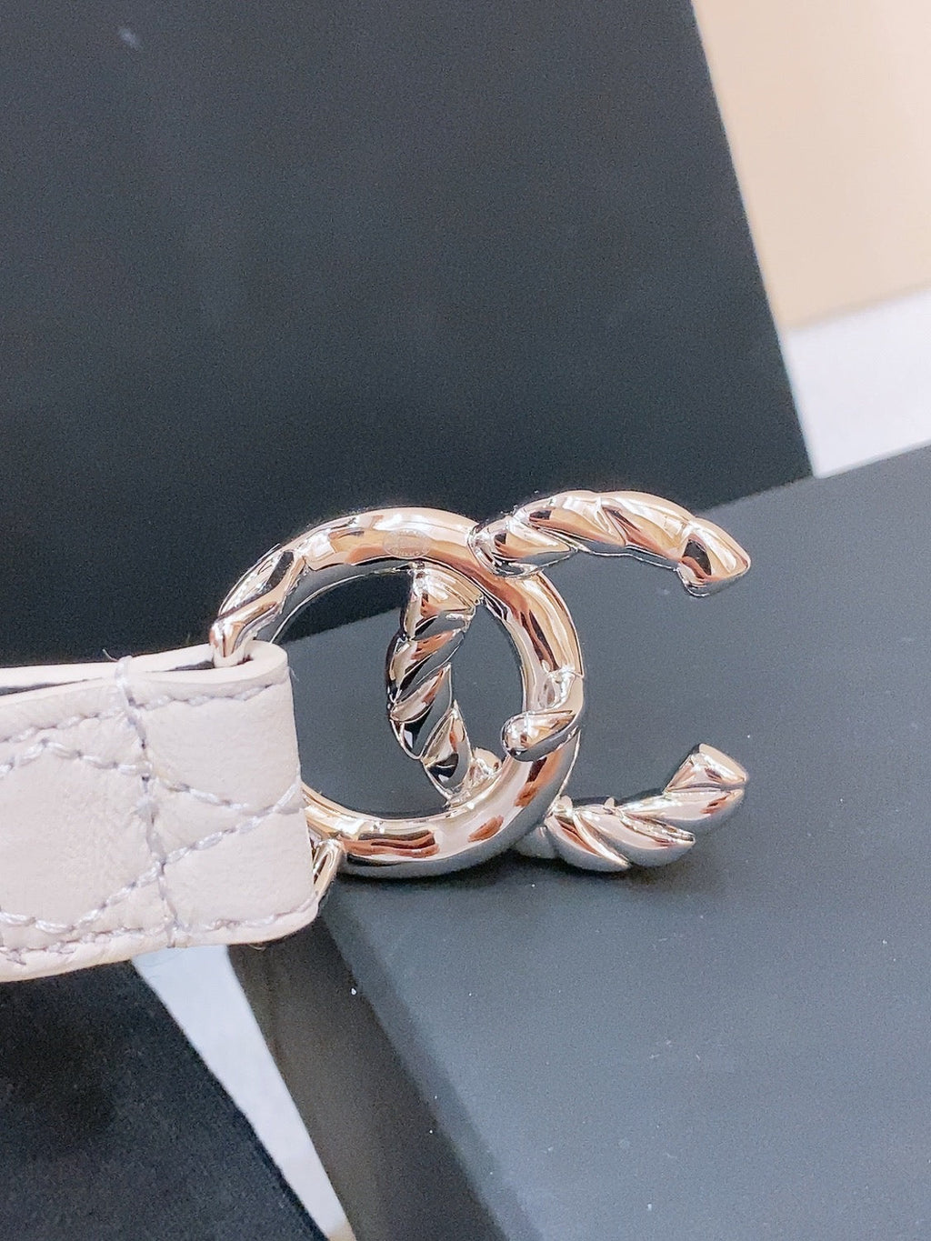 DOUBLE C BELT 20MM IN WHITE CALFSKIN WITH QUILTED STITCHING SPIRAL SILVER BUCKLE