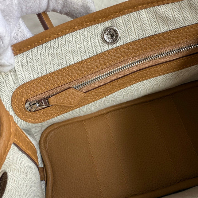 HM 25S GARDEN PARTY 23 CM IN CARAMEL BROWN TOGO