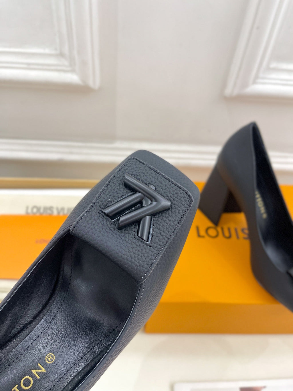 LV BLOCK HEEL PUMPS IN BLACK CALFSKIN