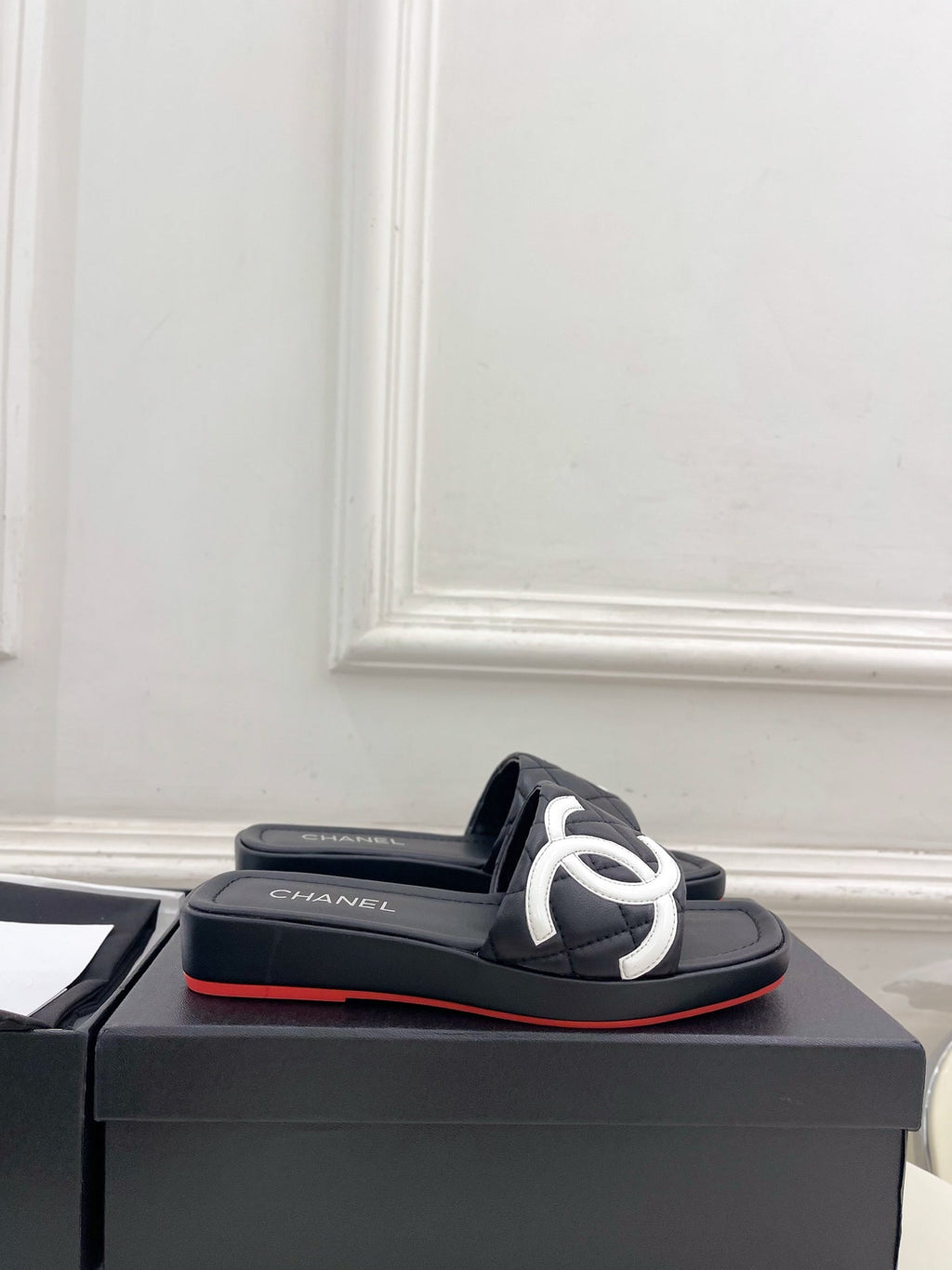CHANEL 26S FLAT SLIDES IN BLACK LAMBSKIN WITH WHITE CC LOGO