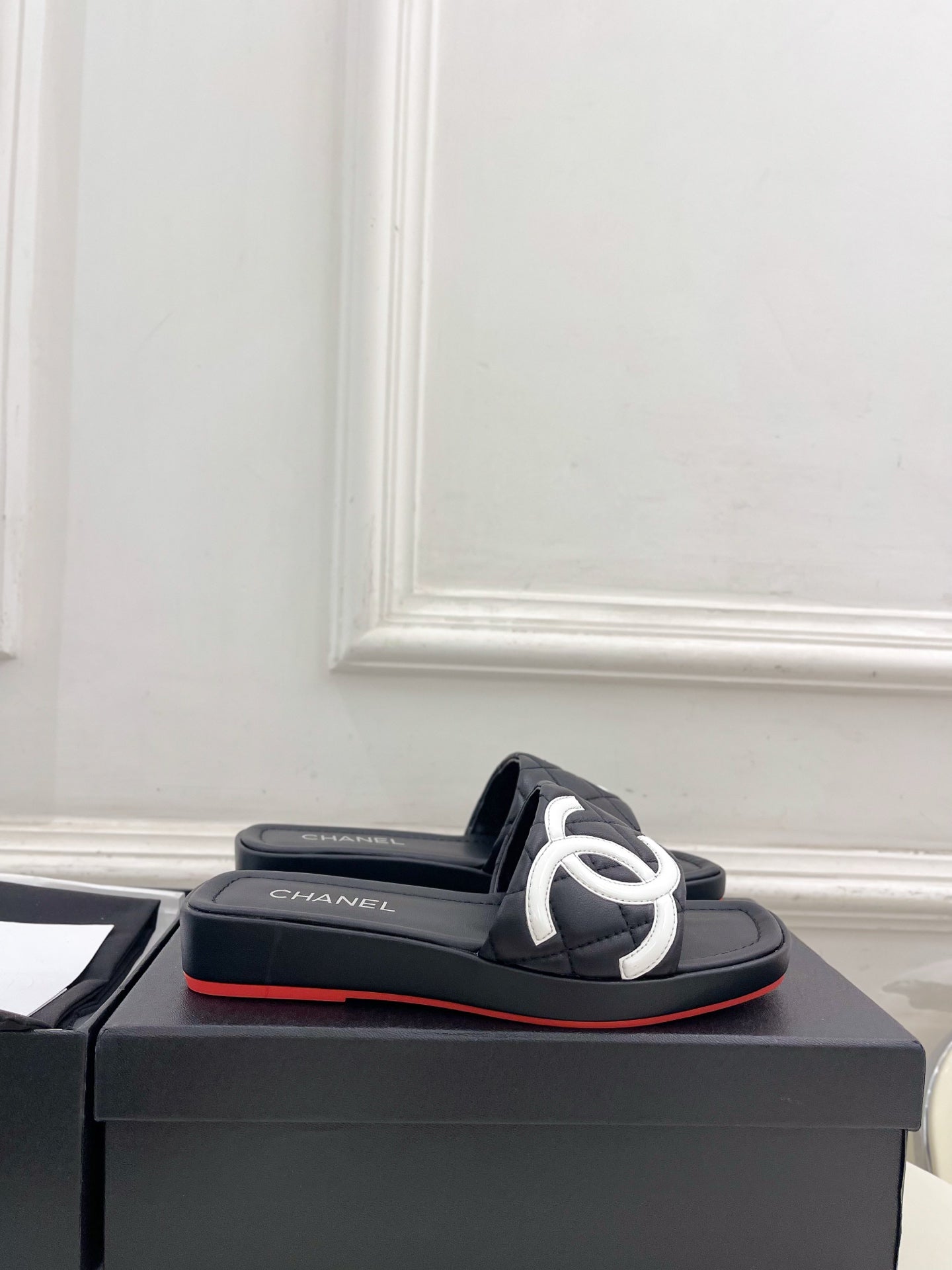 CHANEL 26S FLAT SLIDES IN BLACK LAMBSKIN WITH WHITE CC LOGO