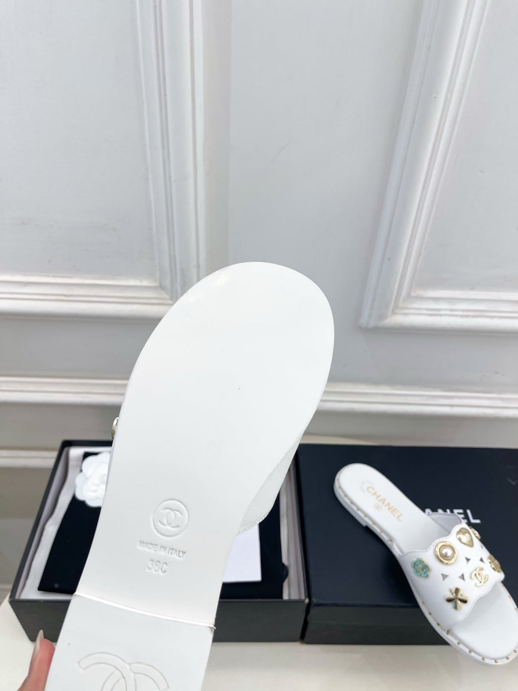 CHANEL 26S FLAT SANDALS IN WHITE LAMBSKIN CHARM-DECORATED