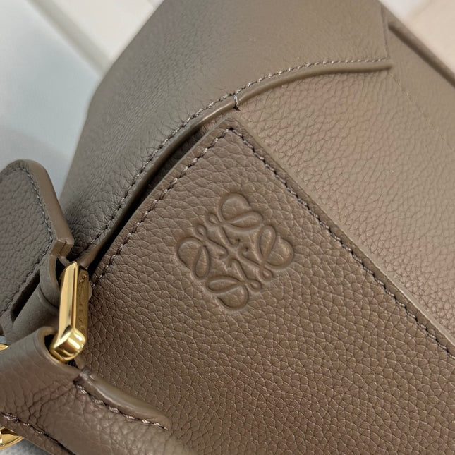 LOEWE 25S MEDIUM PUZZLE EDGE BAG 24 IN WALNUT BROWN CALFSKIN GOLD HARDWARE