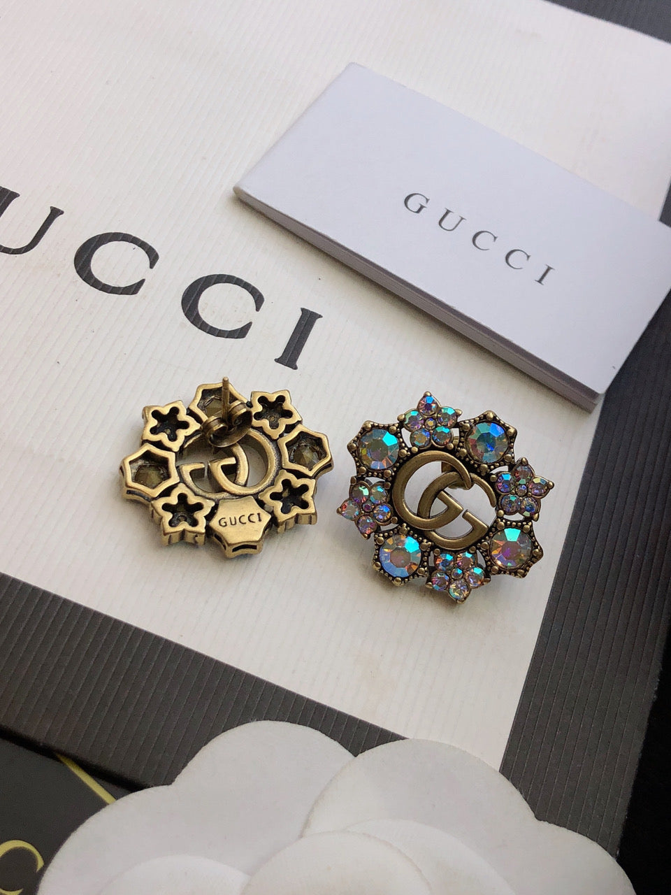 GUCCI 26S DOUBLE G LOGO MULTICOLOR CRYSTAL FLORAL STATEMENT STUD EARRINGS IN AGED GOLD TONE METAL 629028