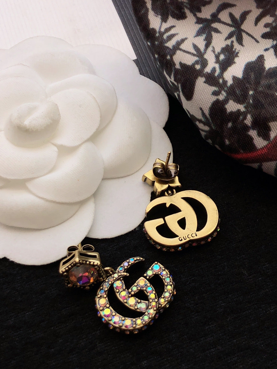 GUCCI 26S DOUBLE G LOGO MULTICOLOR CRYSTAL DROP STATEMENT EARRINGS IN AGED GOLD TONE METAL 629027
