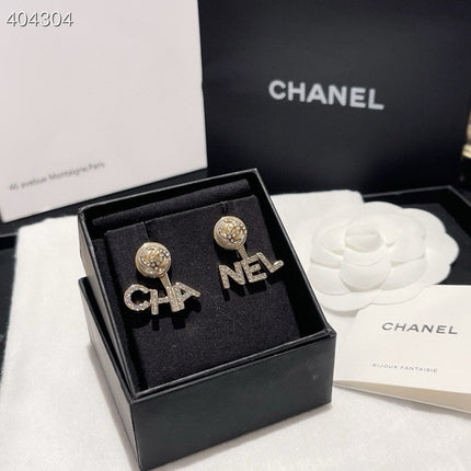 LETTERS CRYSTALS EARRINGS IN METAL GOLD WITH PEARLS