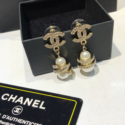 CHANEL 26S DOUBLE C LOGO PAVE CRYSTAL DROP EARRINGS WITH PEARL CHARM IN GOLD METAL 633339